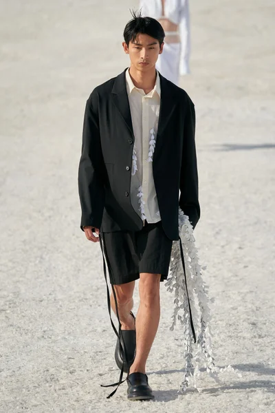 Look 16